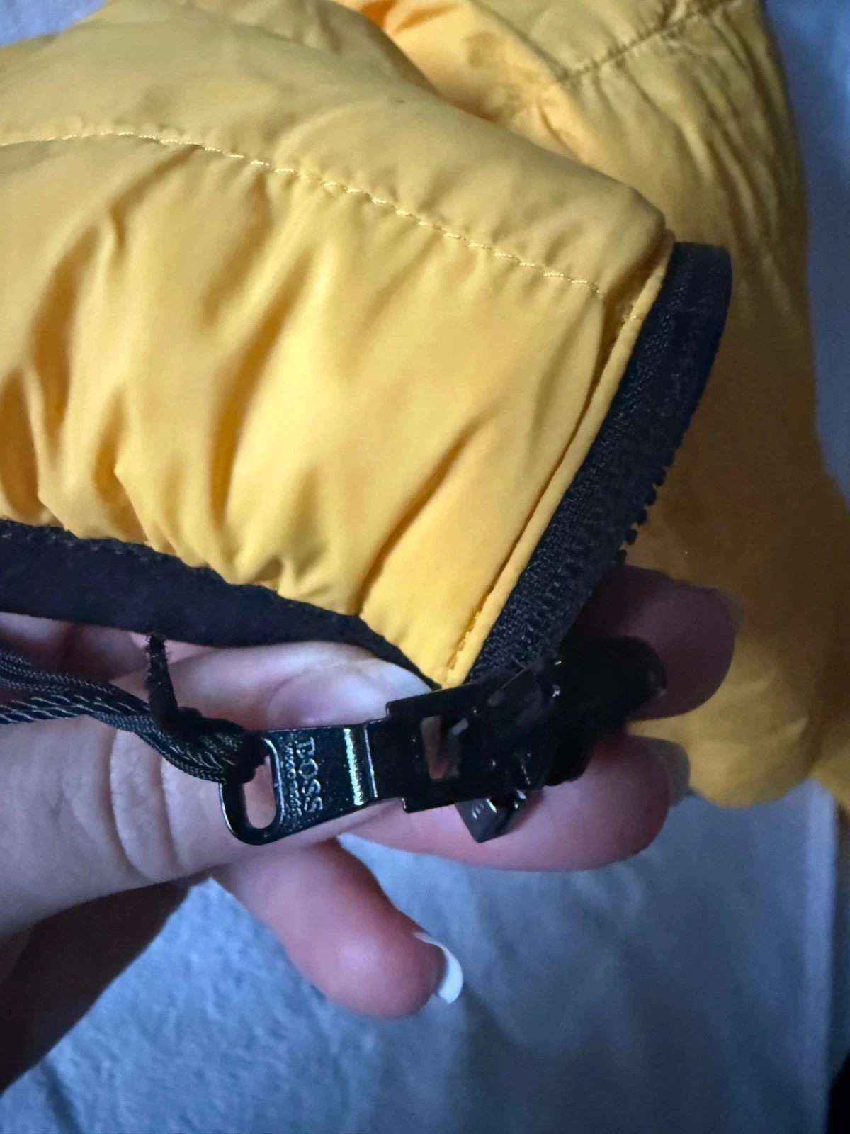 Doudoune réversible Hugo Boss jaune et noir 4 ans Novo com etiqueta – photo 8